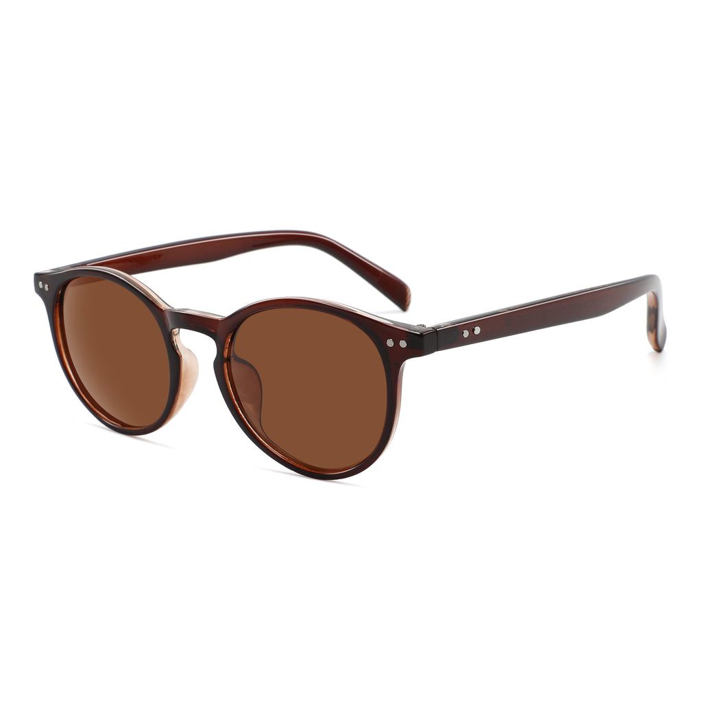 Runde Sonnenbrille in warmem Braun in schräger Seitenansicht auf weißem Hintergrund